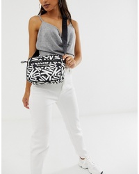 Черно-белая кожаная сумка через плечо с принтом от DKNY