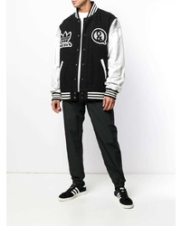 Мужская черно-белая университетская куртка от adidas