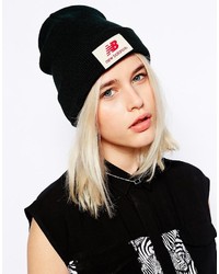 Женская черно-белая шапка с принтом от New Balance