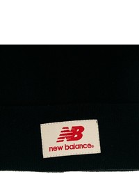 Женская черно-белая шапка с принтом от New Balance