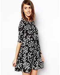 Черно-белое свободное платье с цветочным принтом от Asos