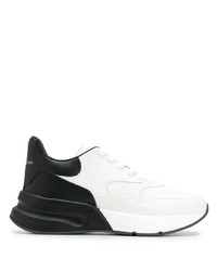 Мужские черно-белые кожаные кроссовки от Alexander McQueen