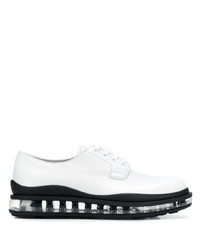 Черно-белые кожаные массивные туфли дерби от Prada