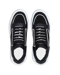 Мужские черно-белые кроссовки от Alexander McQueen