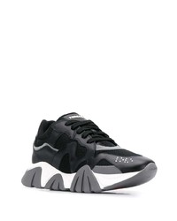 Мужские черно-белые кроссовки от Versace