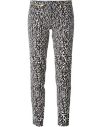 Черно-белые узкие брюки с принтом от Versace