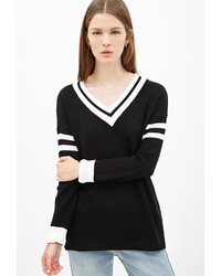 Черно-белый свитер с v-образным вырезом