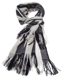 Женский черно-белый шарф в вертикальную полоску