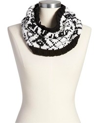 Черно-белый шарф с жаккардовым узором