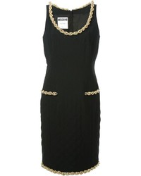 Черно-золотое платье-футляр от Moschino