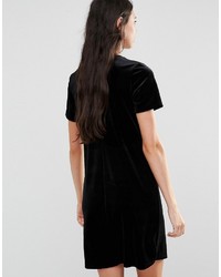 Черное бархатное платье прямого кроя