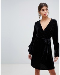Черное бархатное платье с запахом с рюшами от Vila