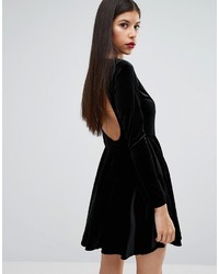 Черное бархатное платье с плиссированной юбкой от Boohoo
