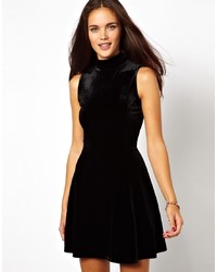 Черное бархатное платье с плиссированной юбкой от Glamorous