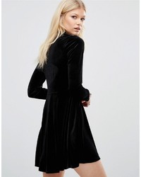 Черное бархатное платье с плиссированной юбкой