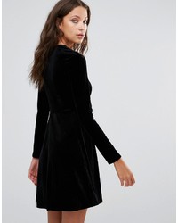 Черное бархатное платье с плиссированной юбкой