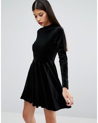 Черное бархатное платье с плиссированной юбкой от Boohoo