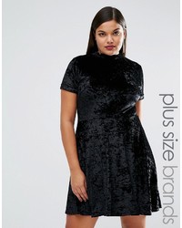 Черное бархатное платье с пышной юбкой