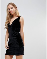 Черное бархатное платье-футляр от Wyldr