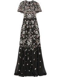 Черное вечернее платье с украшением от Needle & Thread