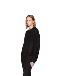 Черное вязаное платье-свитер от Totême
