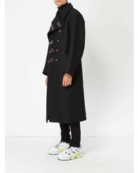 Черное длинное пальто с вышивкой от Maison Margiela