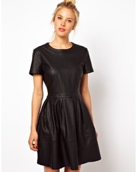 Черное кожаное платье с плиссированной юбкой от Asos