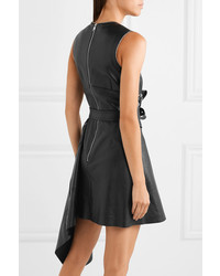 Черное кожаное платье с плиссированной юбкой от Alexander McQueen