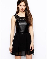 Черное кожаное платье с плиссированной юбкой от Glamorous