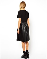 Черное кожаное платье с плиссированной юбкой от Asos