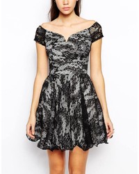 Черное кружевное коктейльное платье