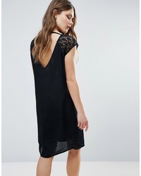 Черное кружевное платье-миди от B.young
