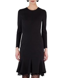 Черное кружевное платье с люверсами