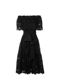 Черное кружевное платье с открытыми плечами от Bambah