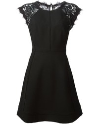 Черное кружевное платье с плиссированной юбкой от Diane von Furstenberg