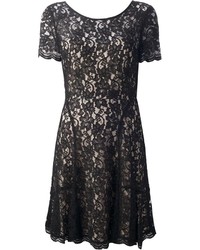 Черное кружевное платье с плиссированной юбкой от Diane von Furstenberg