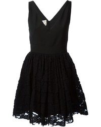 Черное кружевное платье с плиссированной юбкой от Douuod
