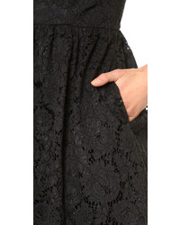 Черное кружевное платье с плиссированной юбкой от Shoshanna