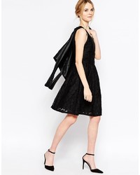 Черное кружевное платье с плиссированной юбкой