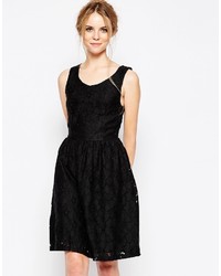 Черное кружевное платье с плиссированной юбкой