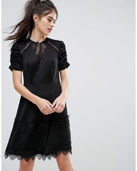 Черное кружевное платье с пышной юбкой от Club L