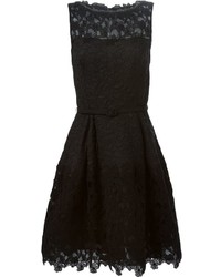 Черное кружевное платье с пышной юбкой от Oscar de la Renta
