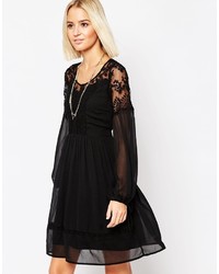 Черное кружевное платье с пышной юбкой от Vero Moda