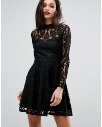 Черное кружевное платье от Lipsy