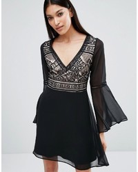 Черное кружевное платье от Lipsy
