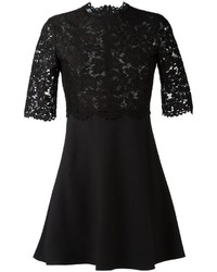 Черное кружевное платье от Valentino