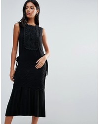Черное кружевное платье от Warehouse