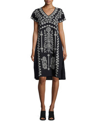 Черное льняное платье с вышивкой