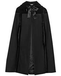 Черное пальто-накидка от Alexander McQueen