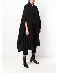 Черное пальто-накидка от Yohji Yamamoto